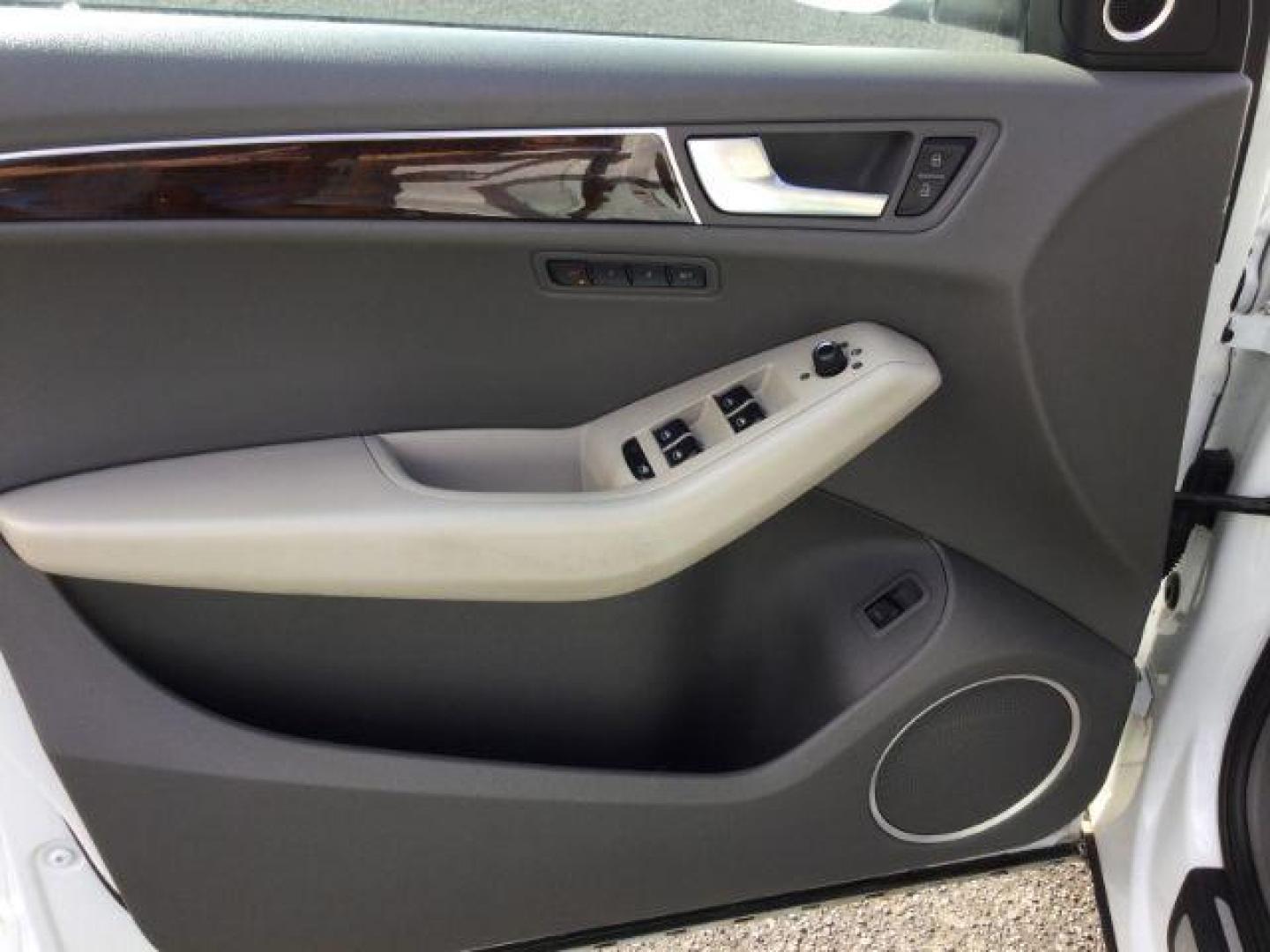 2012 Ibis White /Light Gray Audi Q5 3.2 Premium Plus (WA1DKAFP7CA) with an 3.2L V-6 gasoline direct injection engine, 6-Speed Automatic transmission, located at 1801 Main Street, Lewiston, 83501, (208) 743-9371, 46.417065, -117.004799 - Photo#17