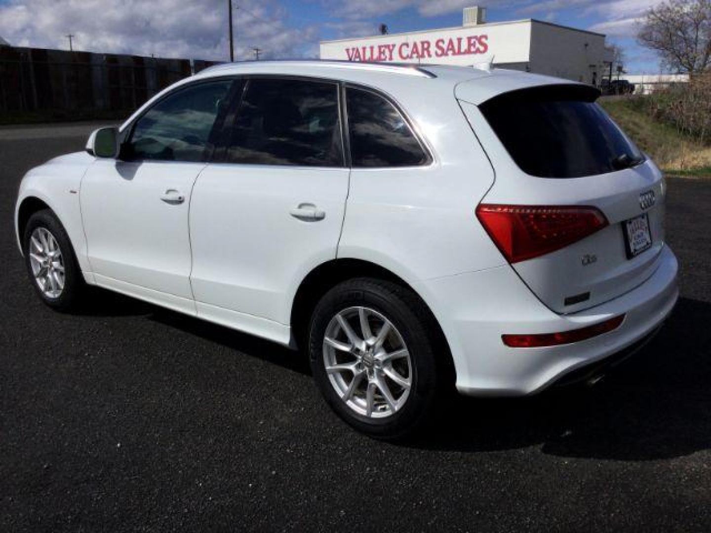 2012 Ibis White /Light Gray Audi Q5 3.2 Premium Plus (WA1DKAFP7CA) with an 3.2L V-6 gasoline direct injection engine, 6-Speed Automatic transmission, located at 1801 Main Street, Lewiston, 83501, (208) 743-9371, 46.417065, -117.004799 - Photo#18