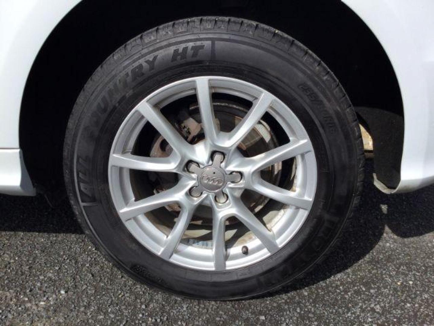 2012 Ibis White /Light Gray Audi Q5 3.2 Premium Plus (WA1DKAFP7CA) with an 3.2L V-6 gasoline direct injection engine, 6-Speed Automatic transmission, located at 1801 Main Street, Lewiston, 83501, (208) 743-9371, 46.417065, -117.004799 - Photo#19