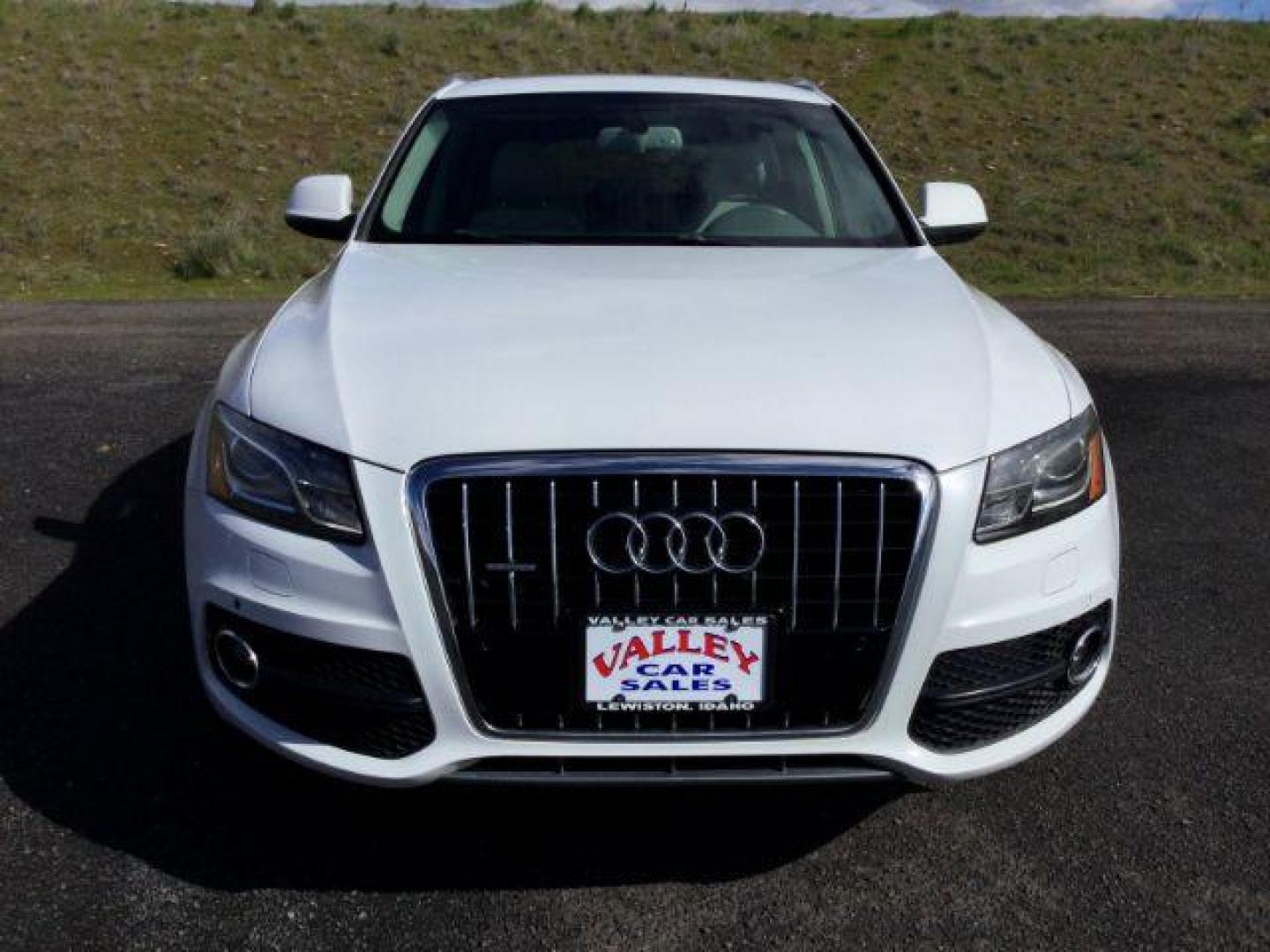 2012 Ibis White /Light Gray Audi Q5 3.2 Premium Plus (WA1DKAFP7CA) with an 3.2L V-6 gasoline direct injection engine, 6-Speed Automatic transmission, located at 1801 Main Street, Lewiston, 83501, (208) 743-9371, 46.417065, -117.004799 - Photo#20