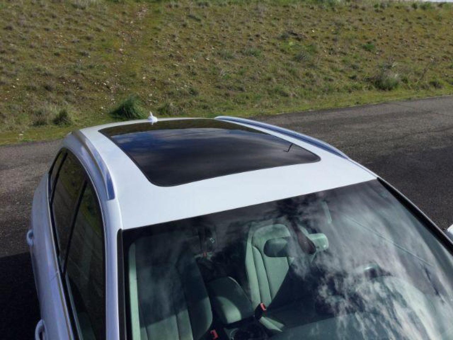 2012 Ibis White /Light Gray Audi Q5 3.2 Premium Plus (WA1DKAFP7CA) with an 3.2L V-6 gasoline direct injection engine, 6-Speed Automatic transmission, located at 1801 Main Street, Lewiston, 83501, (208) 743-9371, 46.417065, -117.004799 - Photo#21