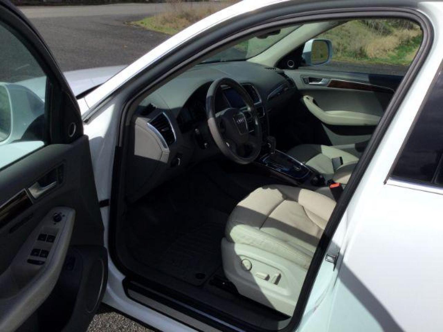 2012 Ibis White /Light Gray Audi Q5 3.2 Premium Plus (WA1DKAFP7CA) with an 3.2L V-6 gasoline direct injection engine, 6-Speed Automatic transmission, located at 1801 Main Street, Lewiston, 83501, (208) 743-9371, 46.417065, -117.004799 - Photo#22