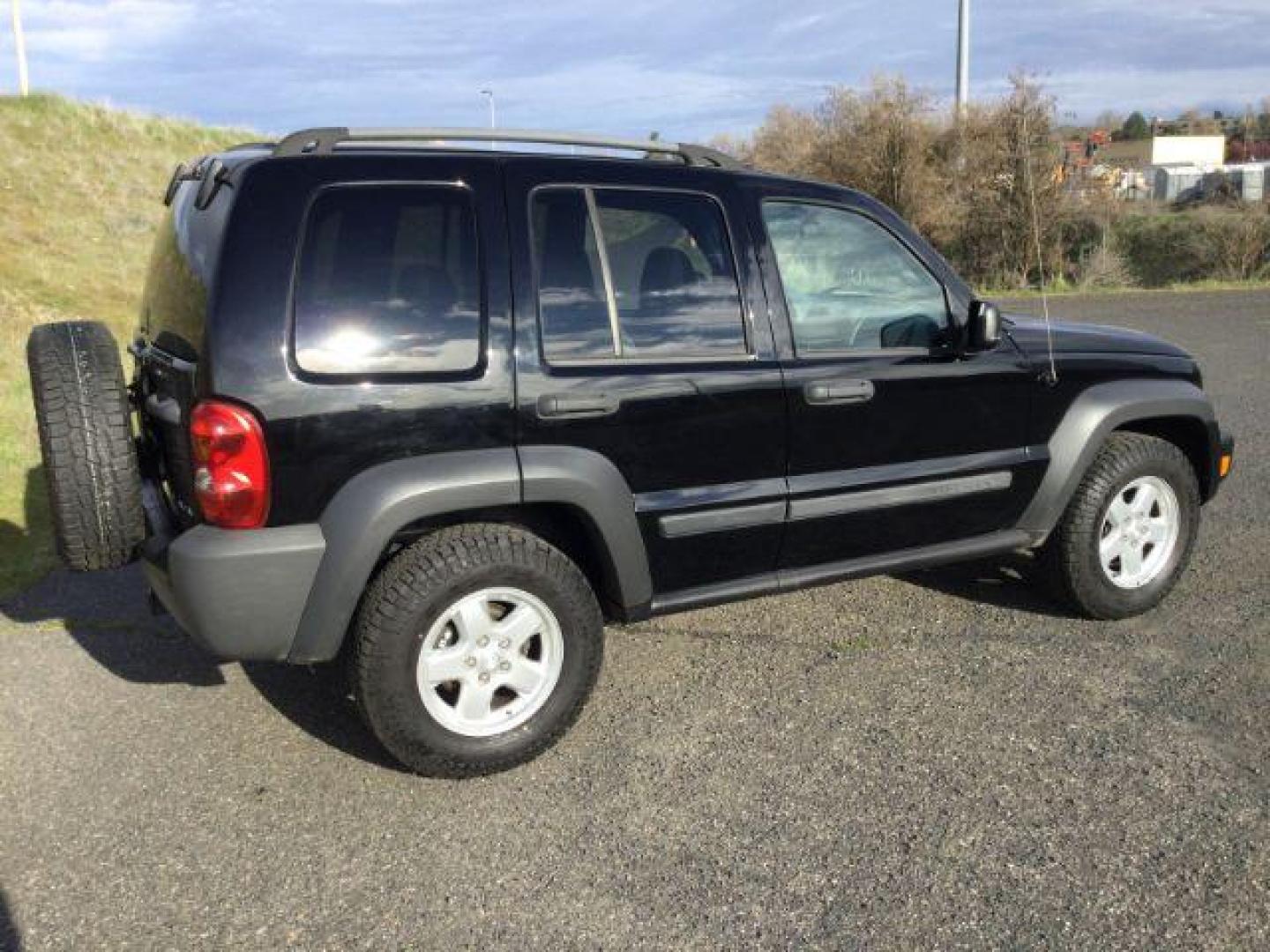 2006 Black Clearcoat /Medium Slate Gray Jeep Liberty Sport (1J4GL48K06W) with an Power Tech 3.7L V-6 regular unleaded engine, automatic transmission, located at 1801 Main Street, Lewiston, 83501, (208) 743-9371, 46.417065, -117.004799 - Photo#2