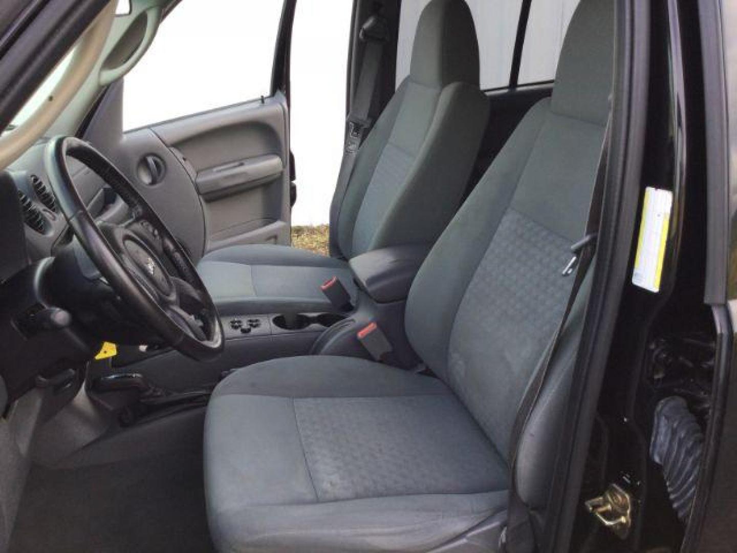 2006 Black Clearcoat /Medium Slate Gray Jeep Liberty Sport (1J4GL48K06W) with an Power Tech 3.7L V-6 regular unleaded engine, automatic transmission, located at 1801 Main Street, Lewiston, 83501, (208) 743-9371, 46.417065, -117.004799 - Photo#4