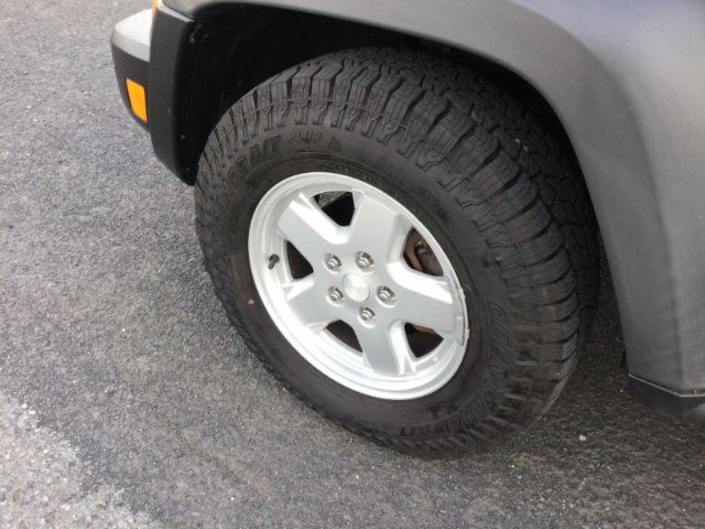 2006 Black Clearcoat /Medium Slate Gray Jeep Liberty Sport (1J4GL48K06W) with an Power Tech 3.7L V-6 regular unleaded engine, automatic transmission, located at 1801 Main Street, Lewiston, 83501, (208) 743-9371, 46.417065, -117.004799 - Photo#24