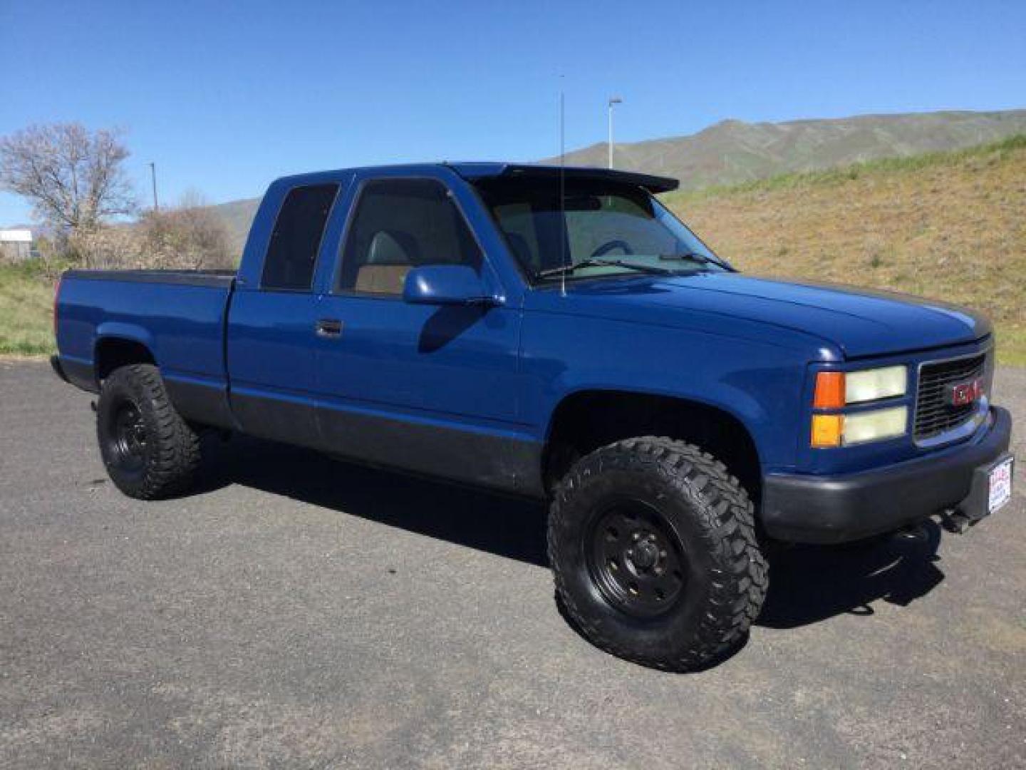 1995 Blue /GRAY CLOTH GMC Sierra 1500 SL Wideside (2GTEK19K6S1) with an 5.7L V-8 regular unleaded engine, 5-Speed Manual Transmission transmission, located at 1801 Main Street, Lewiston, 83501, (208) 743-9371, 46.417065, -117.004799 - Photo#2