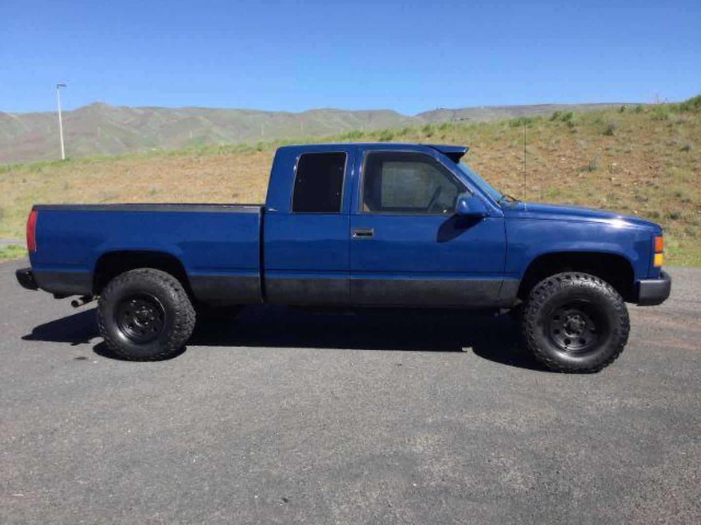 1995 Blue /GRAY CLOTH GMC Sierra 1500 SL Wideside (2GTEK19K6S1) with an 5.7L V-8 regular unleaded engine, 5-Speed Manual Transmission transmission, located at 1801 Main Street, Lewiston, 83501, (208) 743-9371, 46.417065, -117.004799 - Photo#7