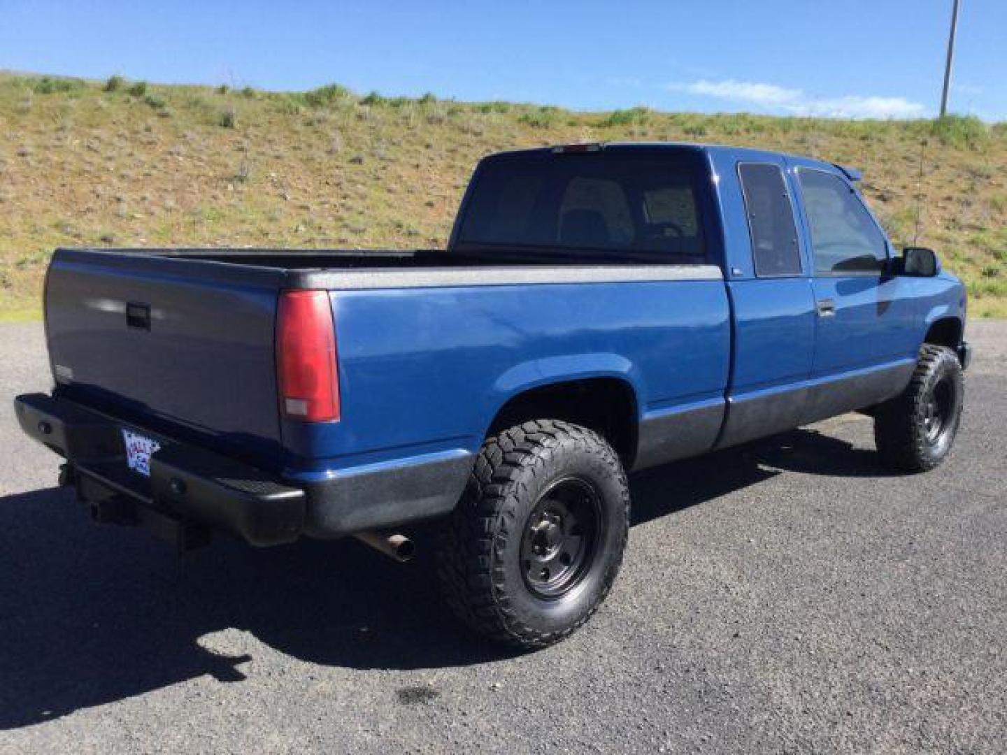 1995 Blue /GRAY CLOTH GMC Sierra 1500 SL Wideside (2GTEK19K6S1) with an 5.7L V-8 regular unleaded engine, 5-Speed Manual Transmission transmission, located at 1801 Main Street, Lewiston, 83501, (208) 743-9371, 46.417065, -117.004799 - Photo#8