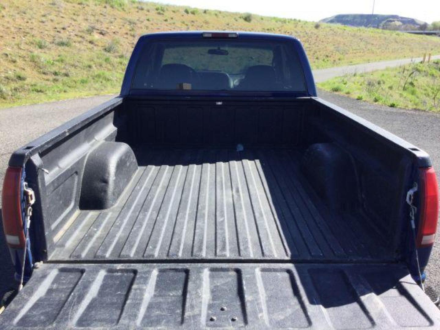 1995 Blue /GRAY CLOTH GMC Sierra 1500 SL Wideside (2GTEK19K6S1) with an 5.7L V-8 regular unleaded engine, 5-Speed Manual Transmission transmission, located at 1801 Main Street, Lewiston, 83501, (208) 743-9371, 46.417065, -117.004799 - Photo#9