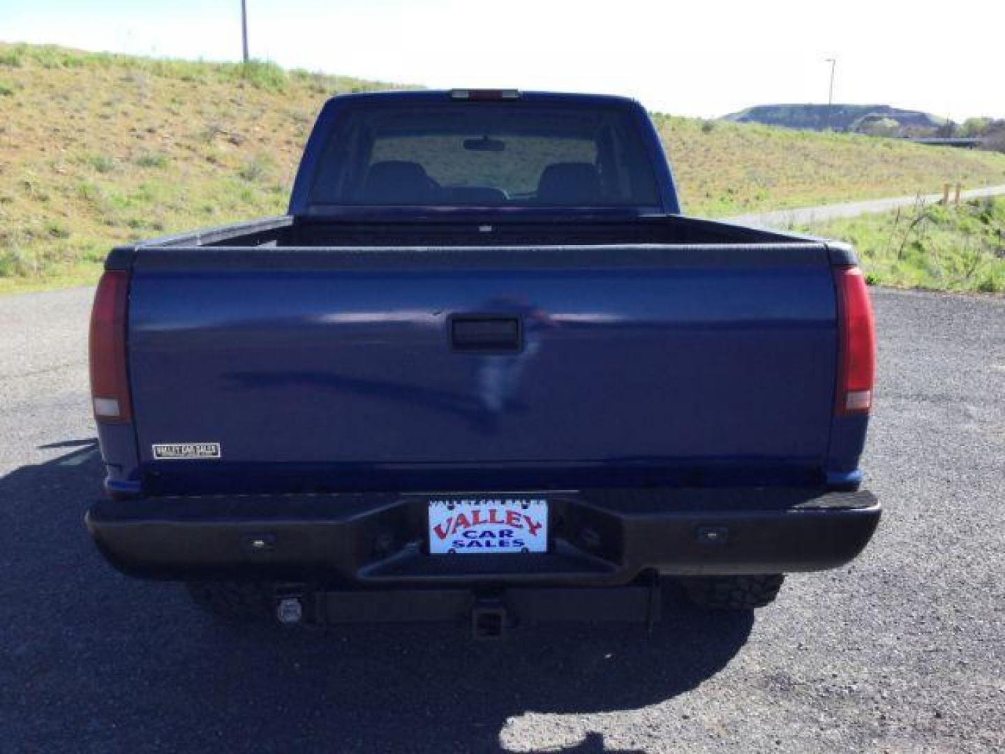 1995 Blue /GRAY CLOTH GMC Sierra 1500 SL Wideside (2GTEK19K6S1) with an 5.7L V-8 regular unleaded engine, 5-Speed Manual Transmission transmission, located at 1801 Main Street, Lewiston, 83501, (208) 743-9371, 46.417065, -117.004799 - Photo#10