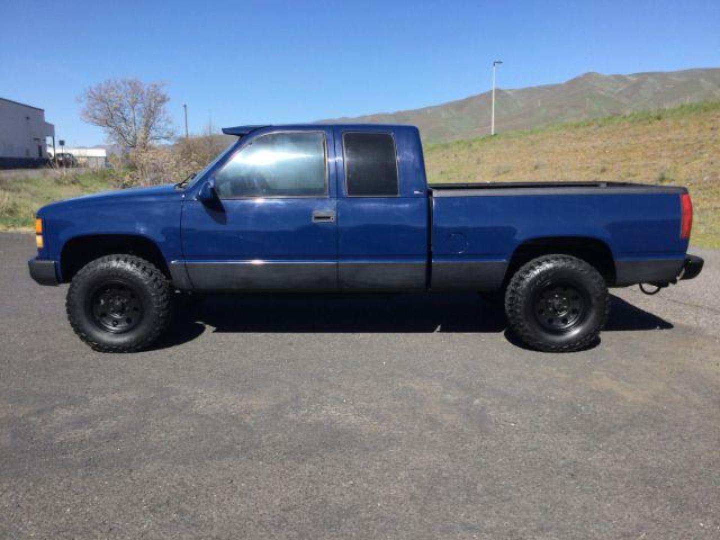 1995 Blue /GRAY CLOTH GMC Sierra 1500 SL Wideside (2GTEK19K6S1) with an 5.7L V-8 regular unleaded engine, 5-Speed Manual Transmission transmission, located at 1801 Main Street, Lewiston, 83501, (208) 743-9371, 46.417065, -117.004799 - Photo#15