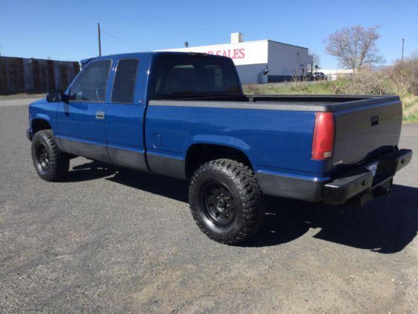 1995 Blue /GRAY CLOTH GMC Sierra 1500 SL Wideside (2GTEK19K6S1) with an 5.7L V-8 regular unleaded engine, 5-Speed Manual Transmission transmission, located at 1801 Main Street, Lewiston, 83501, (208) 743-9371, 46.417065, -117.004799 - Photo#16