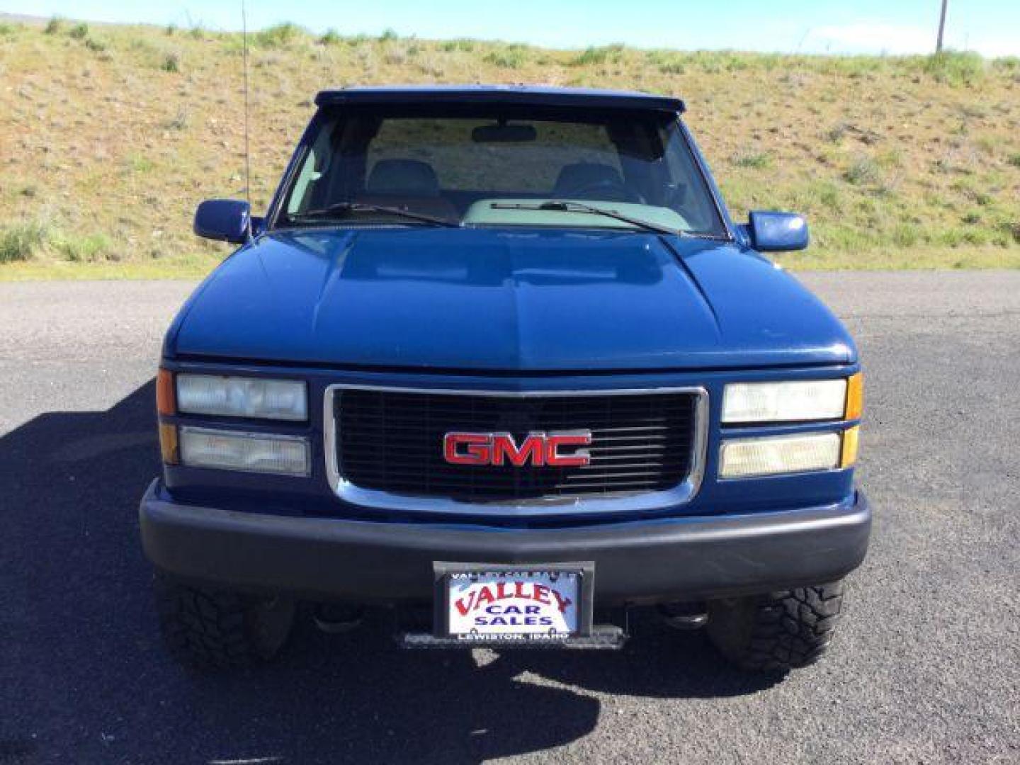 1995 Blue /GRAY CLOTH GMC Sierra 1500 SL Wideside (2GTEK19K6S1) with an 5.7L V-8 regular unleaded engine, 5-Speed Manual Transmission transmission, located at 1801 Main Street, Lewiston, 83501, (208) 743-9371, 46.417065, -117.004799 - Photo#17