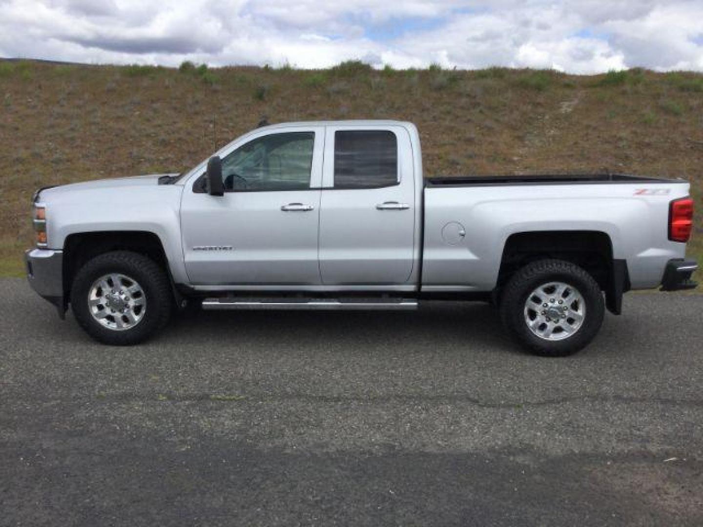 2015 Silver Ice Metallic /Dark Ash/Jet Black Chevrolet Silverado 2500HD LT (1GC2KVEG3FZ) with an Vortec 6L V-8 variable valve control engine, Auto, 6-Spd HD Overdrive transmission, located at 1801 Main Street, Lewiston, 83501, (208) 743-9371, 46.417065, -117.004799 - Photo#1