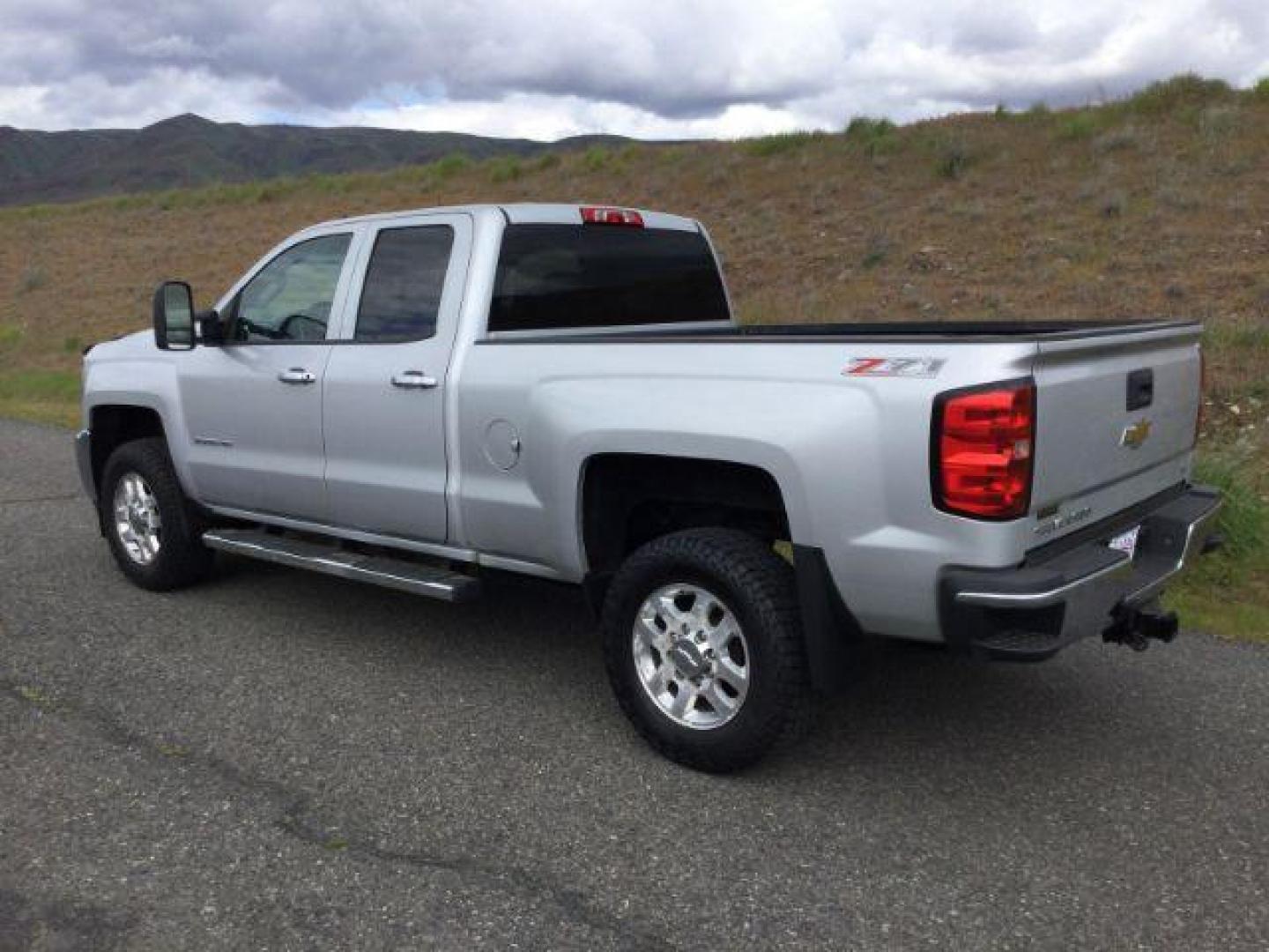 2015 Silver Ice Metallic /Dark Ash/Jet Black Chevrolet Silverado 2500HD LT (1GC2KVEG3FZ) with an Vortec 6L V-8 variable valve control engine, Auto, 6-Spd HD Overdrive transmission, located at 1801 Main Street, Lewiston, 83501, (208) 743-9371, 46.417065, -117.004799 - Photo#2