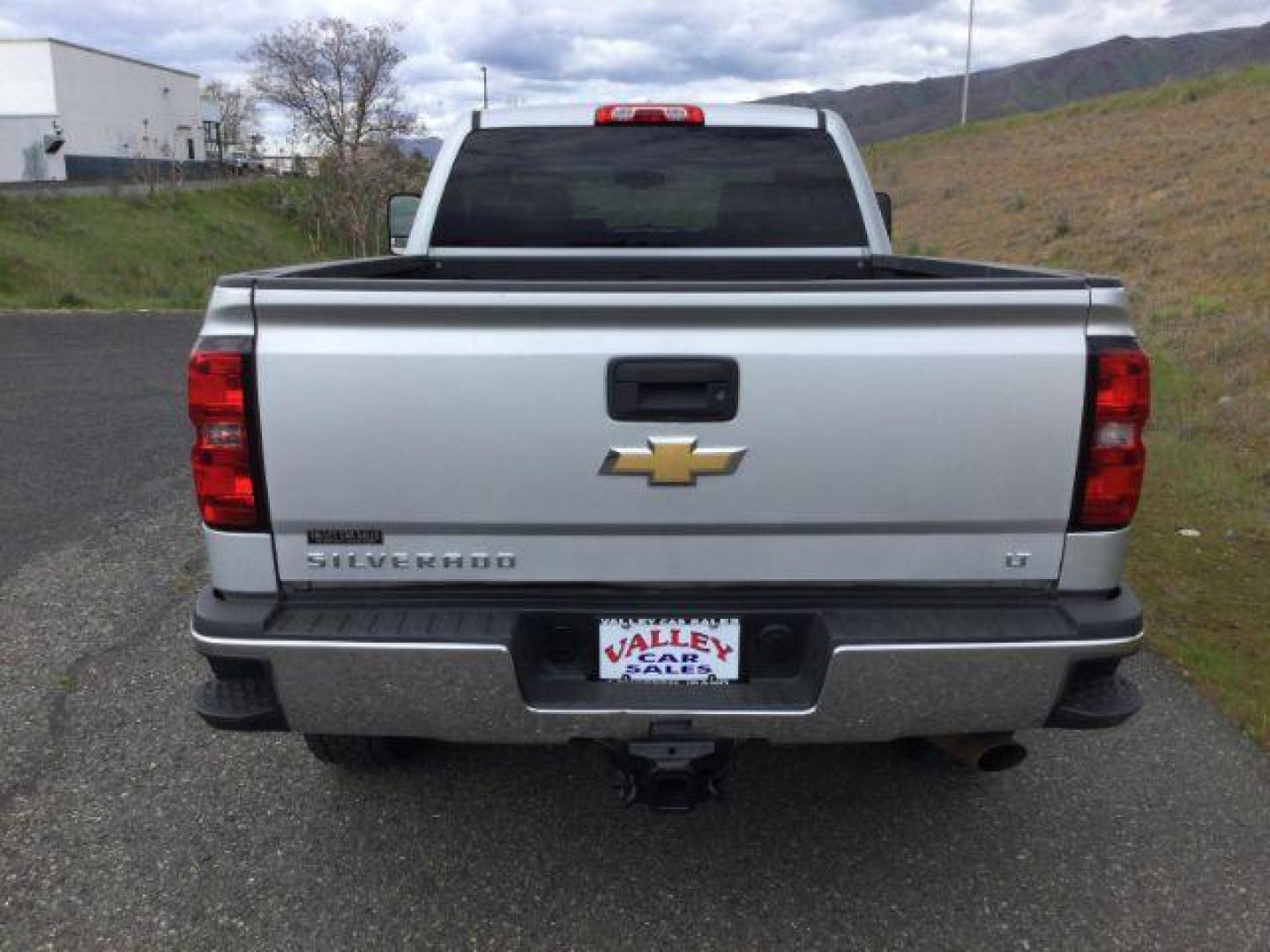 2015 Silver Ice Metallic /Dark Ash/Jet Black Chevrolet Silverado 2500HD LT (1GC2KVEG3FZ) with an Vortec 6L V-8 variable valve control engine, Auto, 6-Spd HD Overdrive transmission, located at 1801 Main Street, Lewiston, 83501, (208) 743-9371, 46.417065, -117.004799 - Photo#7