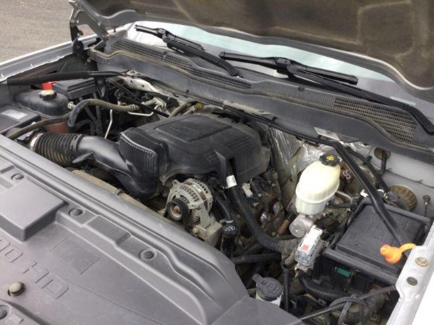 2015 Silver Ice Metallic /Dark Ash/Jet Black Chevrolet Silverado 2500HD LT (1GC2KVEG3FZ) with an Vortec 6L V-8 variable valve control engine, Auto, 6-Spd HD Overdrive transmission, located at 1801 Main Street, Lewiston, 83501, (208) 743-9371, 46.417065, -117.004799 - Photo#9