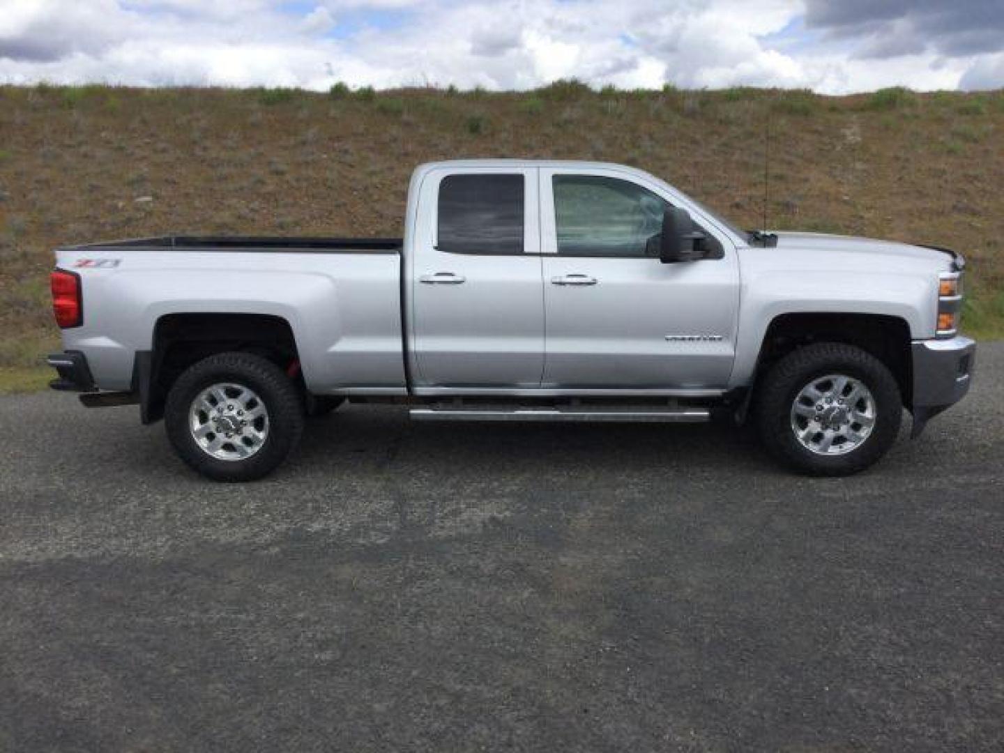 2015 Silver Ice Metallic /Dark Ash/Jet Black Chevrolet Silverado 2500HD LT (1GC2KVEG3FZ) with an Vortec 6L V-8 variable valve control engine, Auto, 6-Spd HD Overdrive transmission, located at 1801 Main Street, Lewiston, 83501, (208) 743-9371, 46.417065, -117.004799 - Photo#12