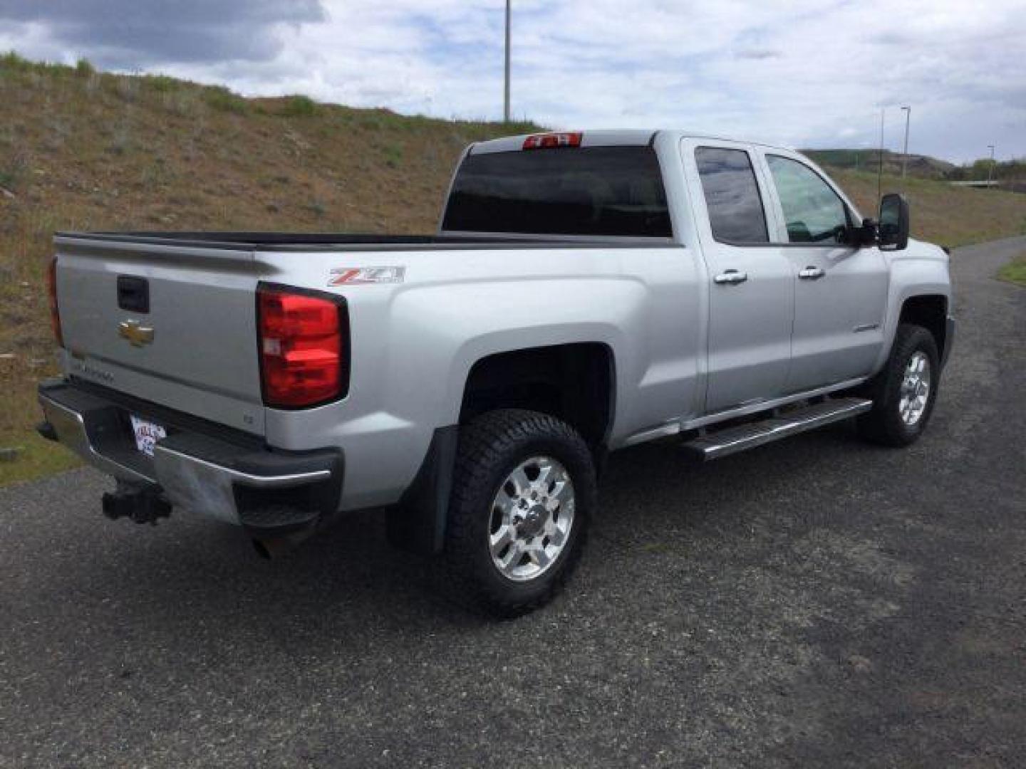 2015 Silver Ice Metallic /Dark Ash/Jet Black Chevrolet Silverado 2500HD LT (1GC2KVEG3FZ) with an Vortec 6L V-8 variable valve control engine, Auto, 6-Spd HD Overdrive transmission, located at 1801 Main Street, Lewiston, 83501, (208) 743-9371, 46.417065, -117.004799 - Photo#13