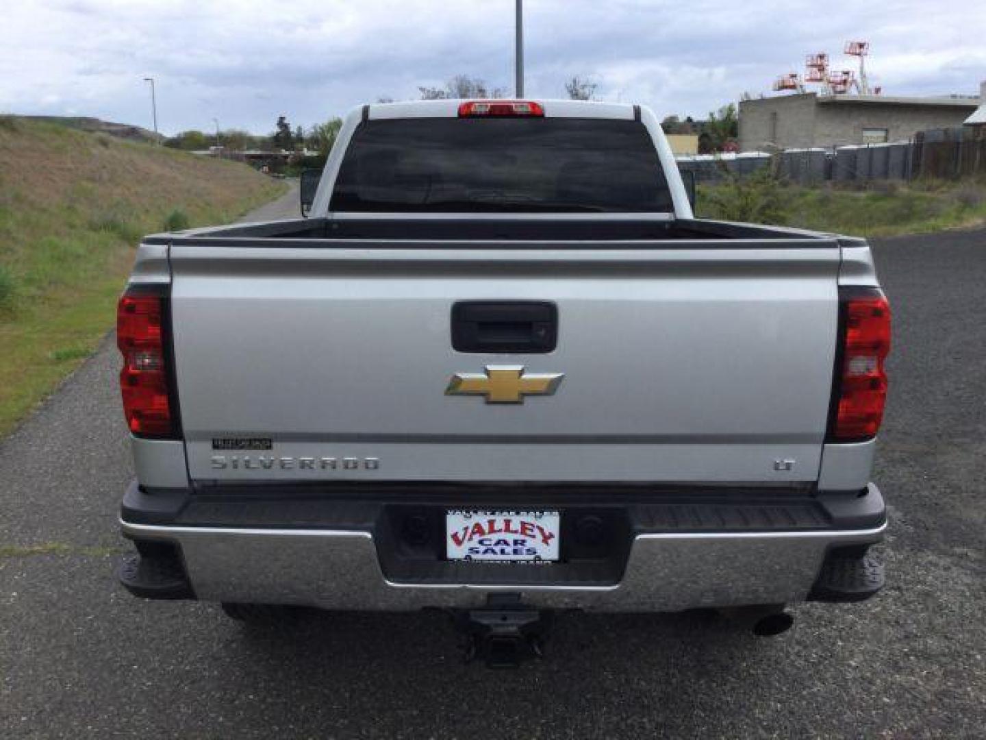 2015 Silver Ice Metallic /Dark Ash/Jet Black Chevrolet Silverado 2500HD LT (1GC2KVEG3FZ) with an Vortec 6L V-8 variable valve control engine, Auto, 6-Spd HD Overdrive transmission, located at 1801 Main Street, Lewiston, 83501, (208) 743-9371, 46.417065, -117.004799 - Photo#14