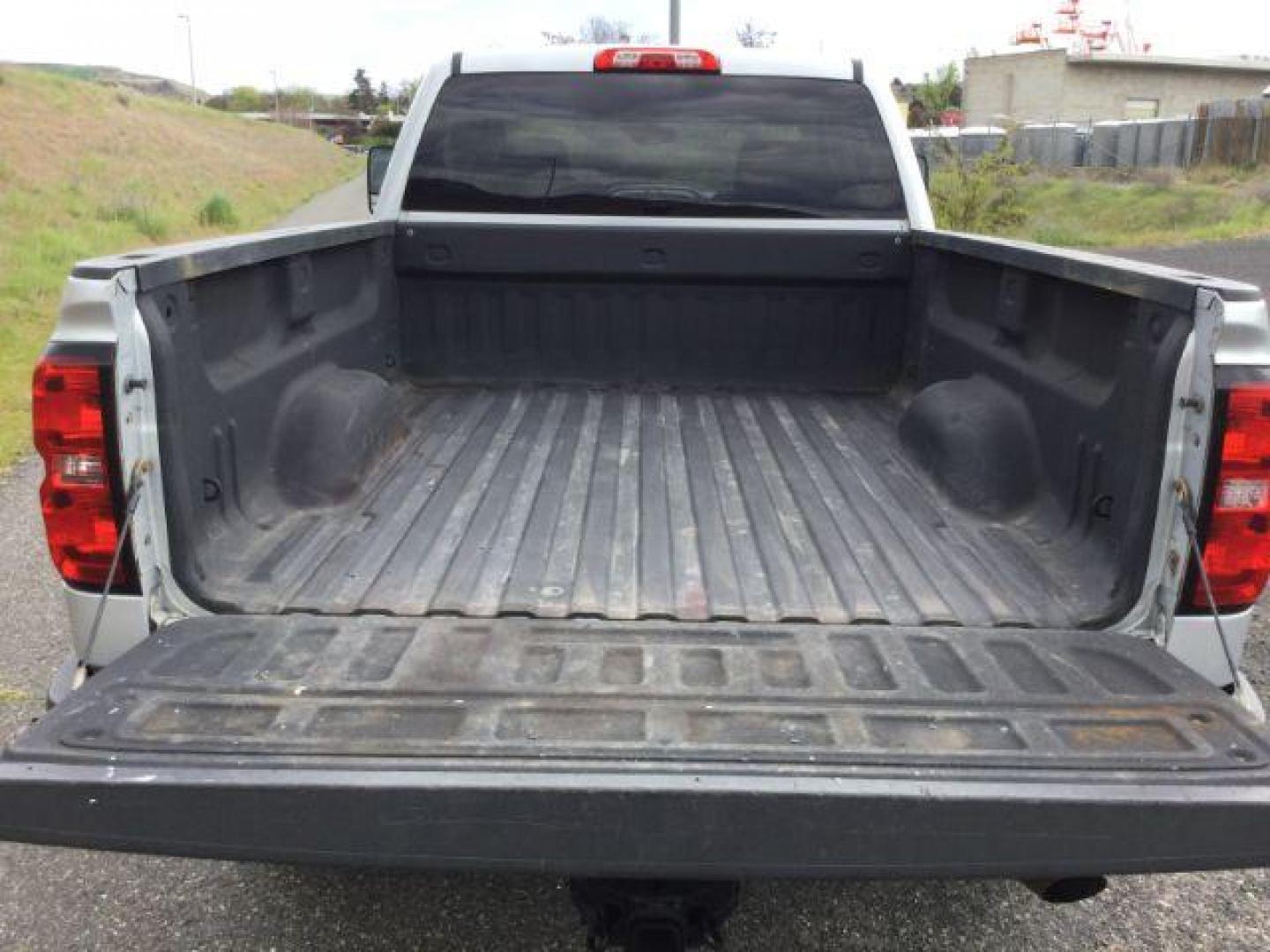 2015 Silver Ice Metallic /Dark Ash/Jet Black Chevrolet Silverado 2500HD LT (1GC2KVEG3FZ) with an Vortec 6L V-8 variable valve control engine, Auto, 6-Spd HD Overdrive transmission, located at 1801 Main Street, Lewiston, 83501, (208) 743-9371, 46.417065, -117.004799 - Photo#15