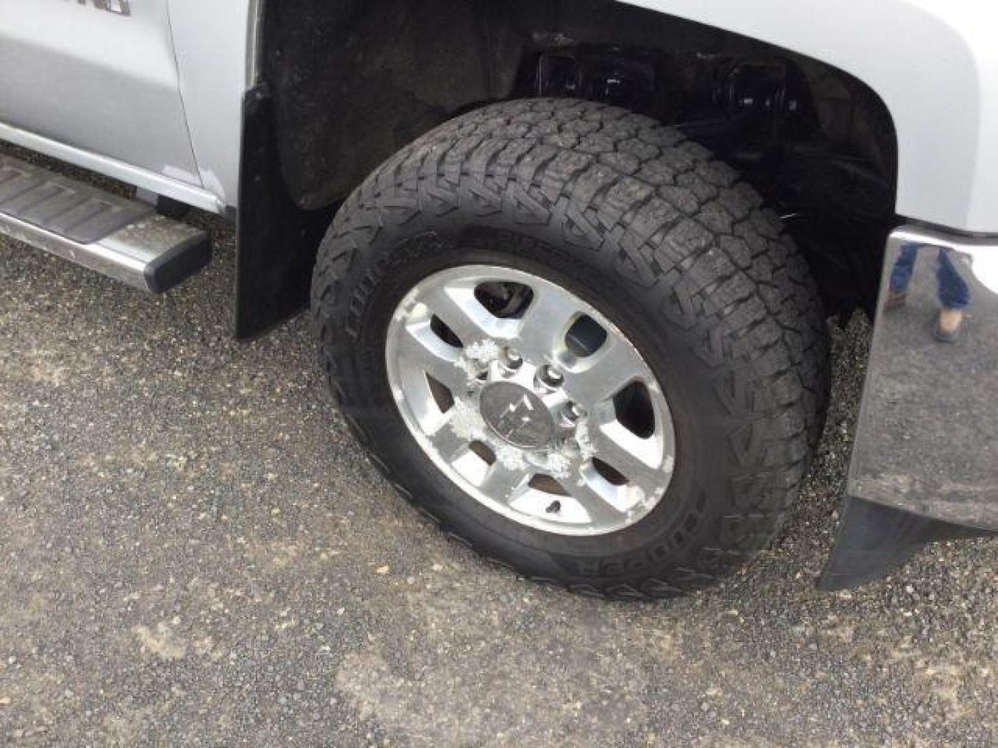 2015 Silver Ice Metallic /Dark Ash/Jet Black Chevrolet Silverado 2500HD LT (1GC2KVEG3FZ) with an Vortec 6L V-8 variable valve control engine, Auto, 6-Spd HD Overdrive transmission, located at 1801 Main Street, Lewiston, 83501, (208) 743-9371, 46.417065, -117.004799 - Photo#17