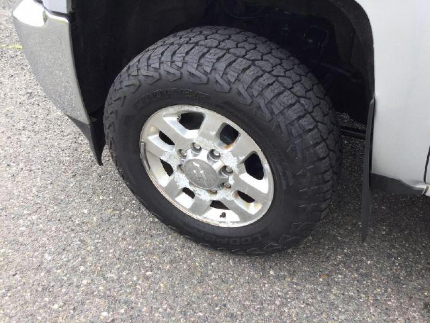 2015 Silver Ice Metallic /Dark Ash/Jet Black Chevrolet Silverado 2500HD LT (1GC2KVEG3FZ) with an Vortec 6L V-8 variable valve control engine, Auto, 6-Spd HD Overdrive transmission, located at 1801 Main Street, Lewiston, 83501, (208) 743-9371, 46.417065, -117.004799 - Photo#21