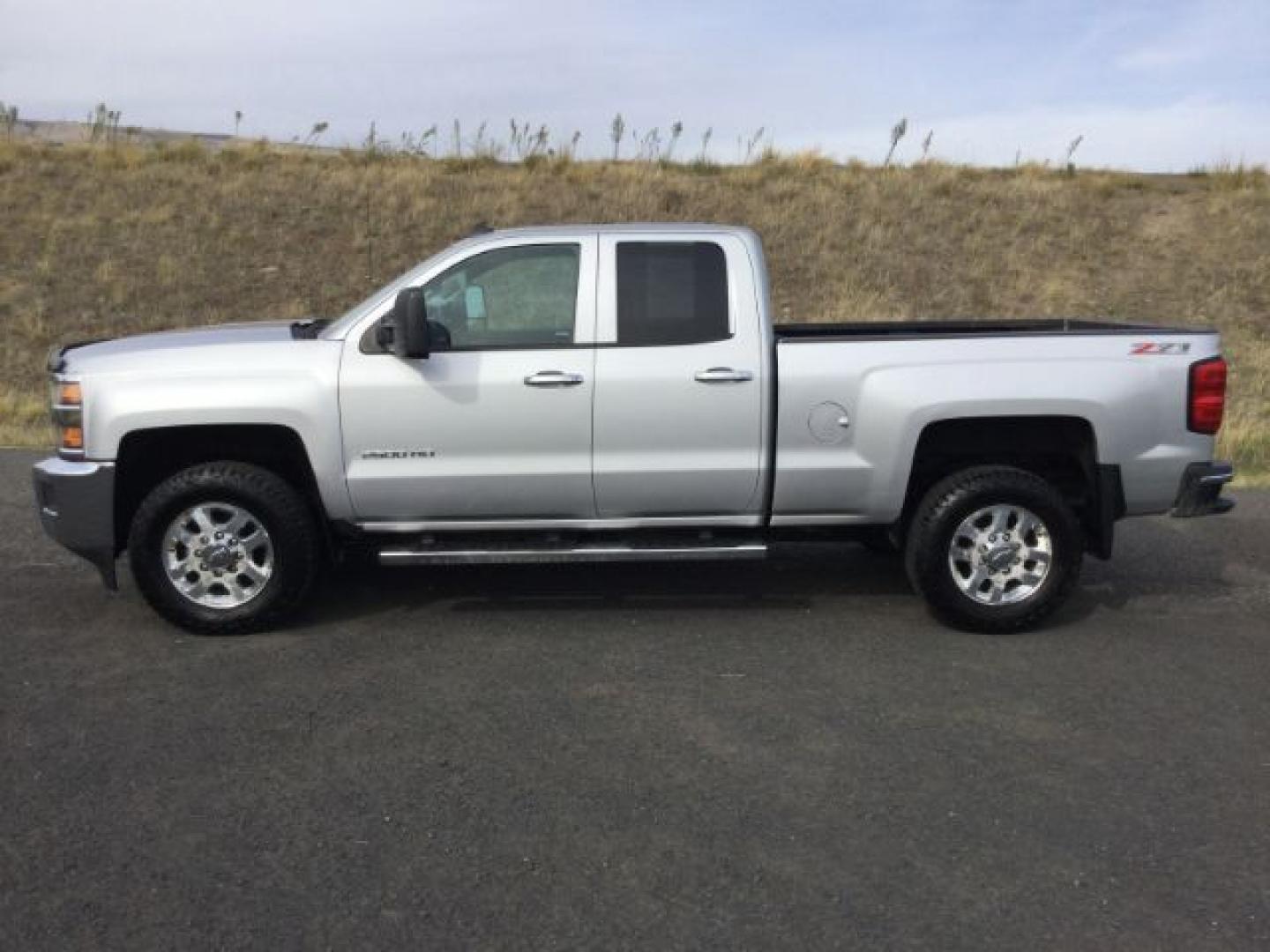 2015 Silver Ice Metallic /Jet Black Chevrolet Silverado 2500HD LT (1GC2KVEG3FZ) with an Vortec 6L V-8 variable valve control engine, 6-Speed Automatic transmission, located at 1801 Main Street, Lewiston, 83501, (208) 743-9371, 46.417065, -117.004799- Photo#2
