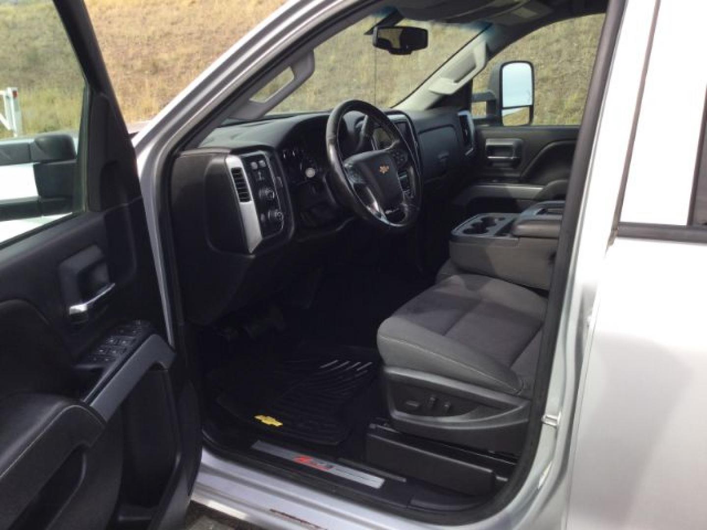 2015 Silver Ice Metallic /Jet Black Chevrolet Silverado 2500HD LT (1GC2KVEG3FZ) with an Vortec 6L V-8 variable valve control engine, 6-Speed Automatic transmission, located at 1801 Main Street, Lewiston, 83501, (208) 743-9371, 46.417065, -117.004799- Photo#3