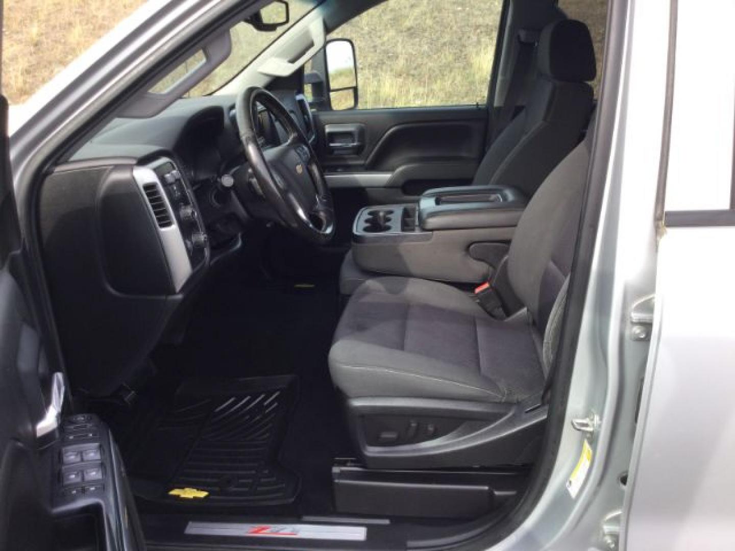 2015 Silver Ice Metallic /Jet Black Chevrolet Silverado 2500HD LT (1GC2KVEG3FZ) with an Vortec 6L V-8 variable valve control engine, 6-Speed Automatic transmission, located at 1801 Main Street, Lewiston, 83501, (208) 743-9371, 46.417065, -117.004799- Photo#4