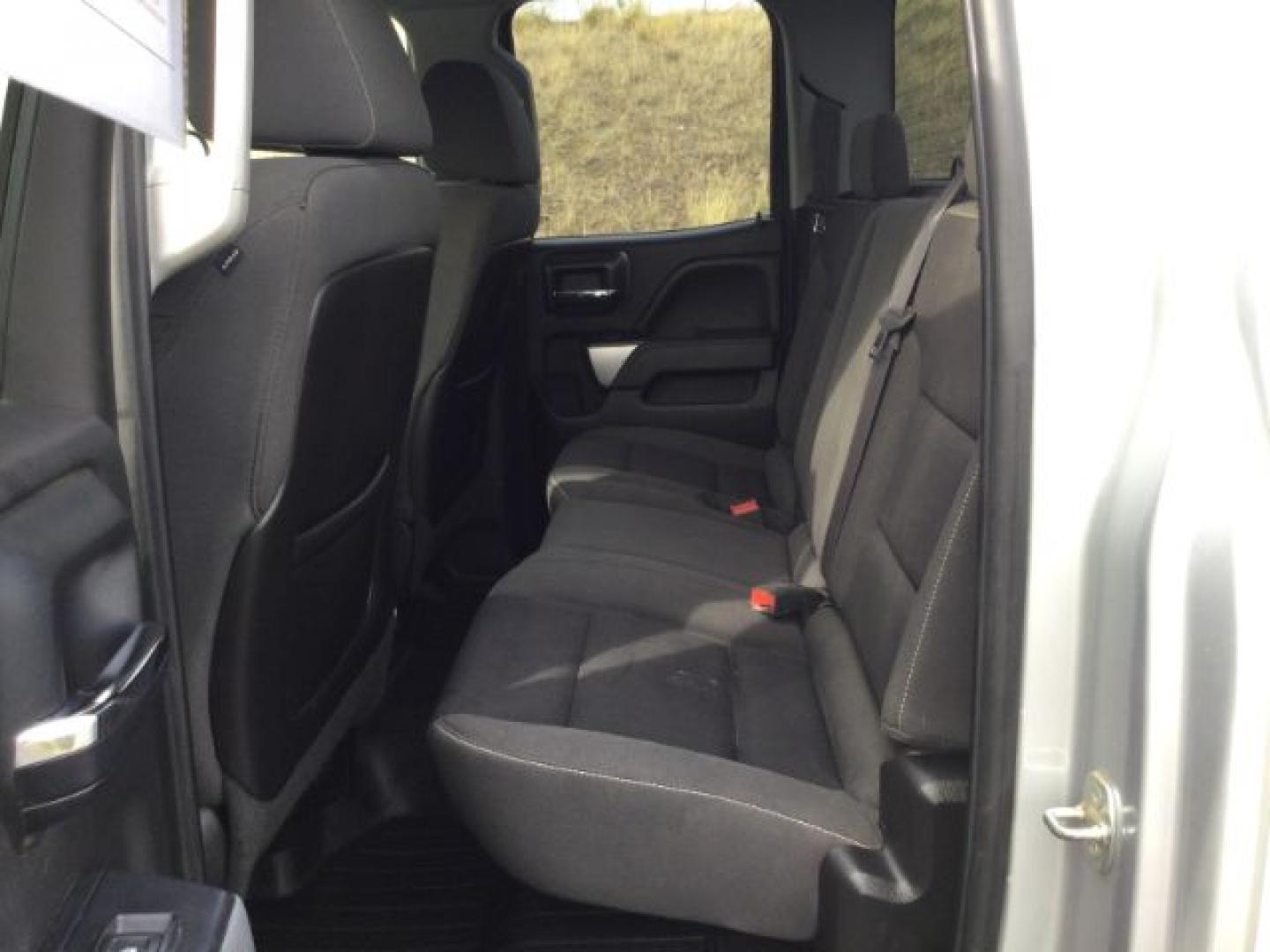 2015 Silver Ice Metallic /Jet Black Chevrolet Silverado 2500HD LT (1GC2KVEG3FZ) with an Vortec 6L V-8 variable valve control engine, 6-Speed Automatic transmission, located at 1801 Main Street, Lewiston, 83501, (208) 743-9371, 46.417065, -117.004799- Photo#5