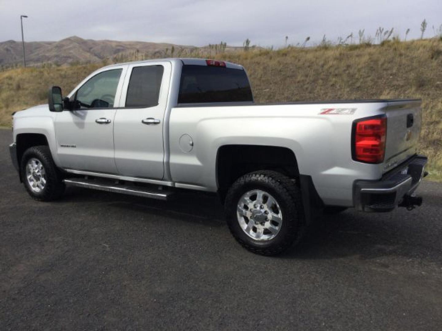 2015 Silver Ice Metallic /Jet Black Chevrolet Silverado 2500HD LT (1GC2KVEG3FZ) with an Vortec 6L V-8 variable valve control engine, 6-Speed Automatic transmission, located at 1801 Main Street, Lewiston, 83501, (208) 743-9371, 46.417065, -117.004799- Photo#8