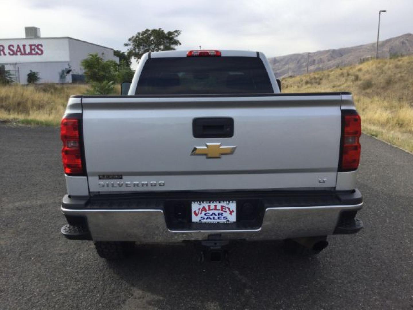 2015 Silver Ice Metallic /Jet Black Chevrolet Silverado 2500HD LT (1GC2KVEG3FZ) with an Vortec 6L V-8 variable valve control engine, 6-Speed Automatic transmission, located at 1801 Main Street, Lewiston, 83501, (208) 743-9371, 46.417065, -117.004799- Photo#9