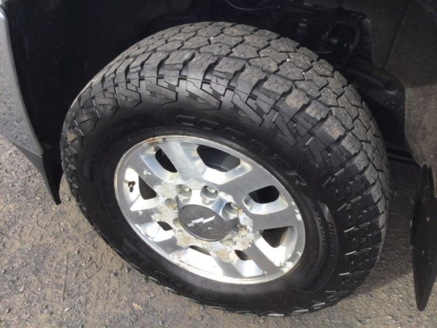 2015 Silver Ice Metallic /Jet Black Chevrolet Silverado 2500HD LT (1GC2KVEG3FZ) with an Vortec 6L V-8 variable valve control engine, 6-Speed Automatic transmission, located at 1801 Main Street, Lewiston, 83501, (208) 743-9371, 46.417065, -117.004799- Photo#12