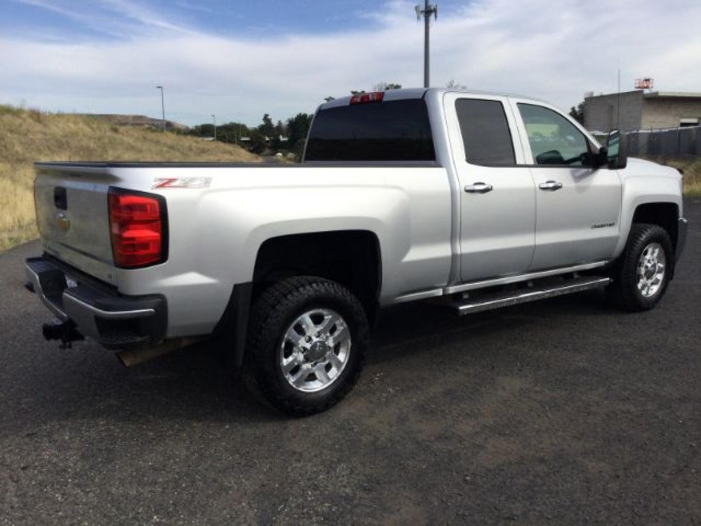2015 Silver Ice Metallic /Jet Black Chevrolet Silverado 2500HD LT (1GC2KVEG3FZ) with an Vortec 6L V-8 variable valve control engine, 6-Speed Automatic transmission, located at 1801 Main Street, Lewiston, 83501, (208) 743-9371, 46.417065, -117.004799- Photo#16