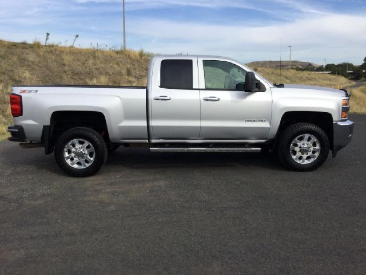 2015 Silver Ice Metallic /Jet Black Chevrolet Silverado 2500HD LT (1GC2KVEG3FZ) with an Vortec 6L V-8 variable valve control engine, 6-Speed Automatic transmission, located at 1801 Main Street, Lewiston, 83501, (208) 743-9371, 46.417065, -117.004799- Photo#17