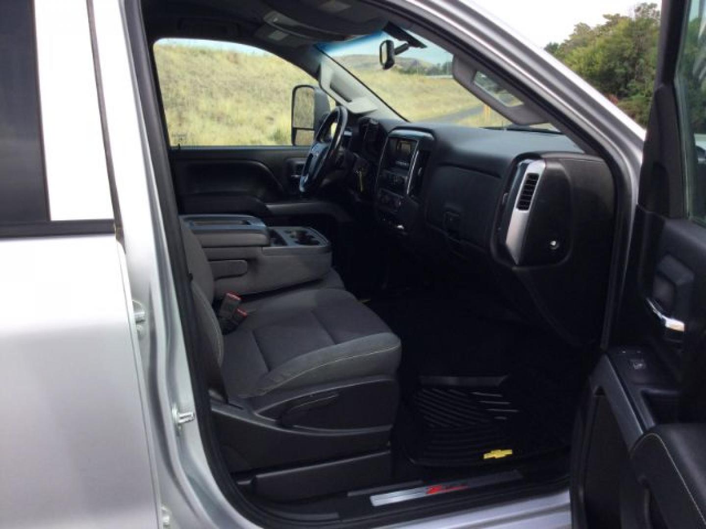 2015 Silver Ice Metallic /Jet Black Chevrolet Silverado 2500HD LT (1GC2KVEG3FZ) with an Vortec 6L V-8 variable valve control engine, 6-Speed Automatic transmission, located at 1801 Main Street, Lewiston, 83501, (208) 743-9371, 46.417065, -117.004799- Photo#19