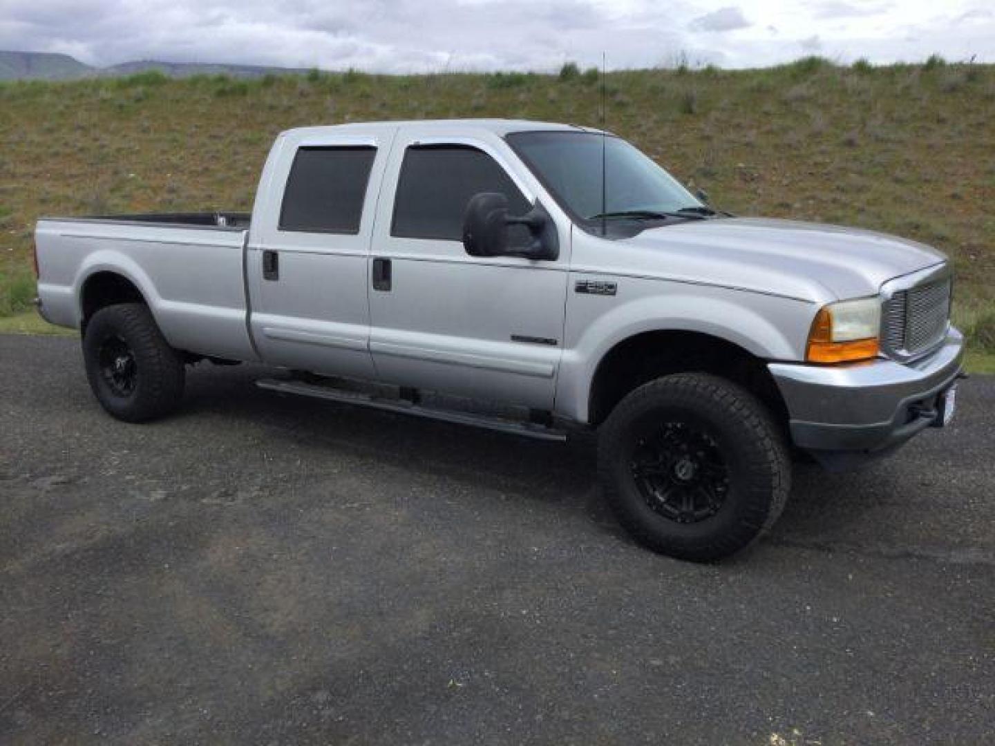 2001 Silver Clearcoat Metallic /Black Leather Ford F-250 XLT Crew Cab Long Bed 4WD (1FTNW21F11E) with an Powerstroke 7.3L V-8 diesel direct injection engine, 4 speed automatic transmission, located at 1801 Main Street, Lewiston, 83501, (208) 743-9371, 46.417065, -117.004799 - Photo#2