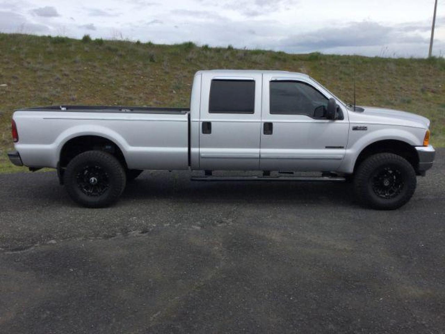 2001 Silver Clearcoat Metallic /Black Leather Ford F-250 XLT Crew Cab Long Bed 4WD (1FTNW21F11E) with an Powerstroke 7.3L V-8 diesel direct injection engine, 4 speed automatic transmission, located at 1801 Main Street, Lewiston, 83501, (208) 743-9371, 46.417065, -117.004799 - Photo#3