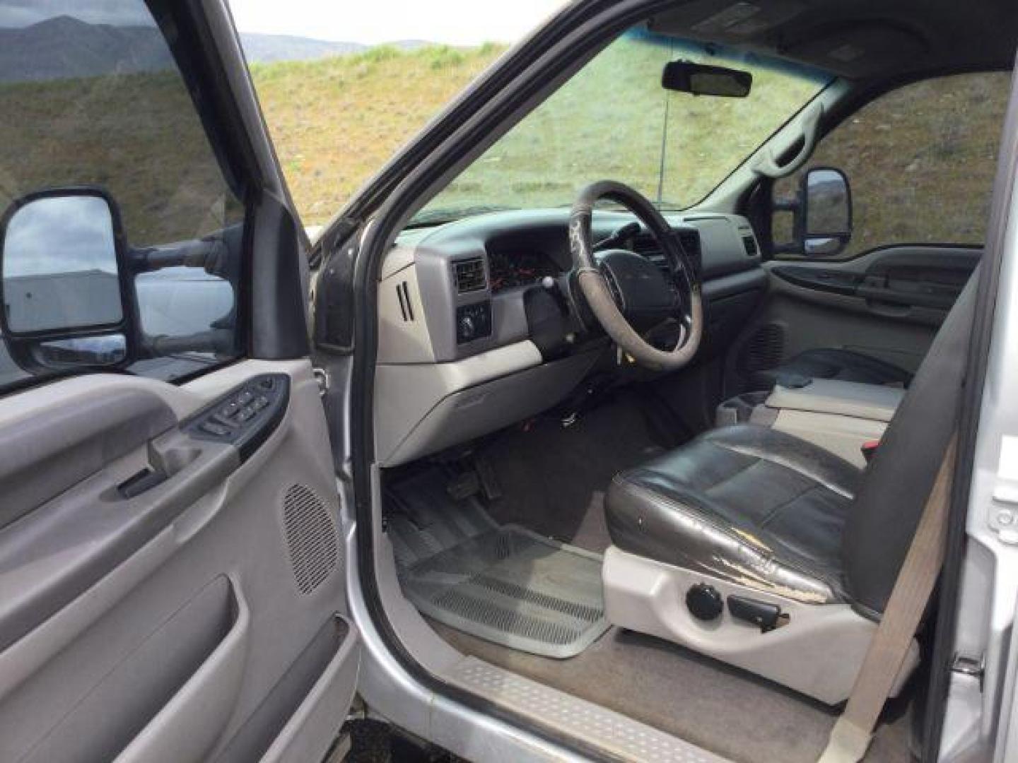 2001 Silver Clearcoat Metallic /Black Leather Ford F-250 XLT Crew Cab Long Bed 4WD (1FTNW21F11E) with an Powerstroke 7.3L V-8 diesel direct injection engine, 4 speed automatic transmission, located at 1801 Main Street, Lewiston, 83501, (208) 743-9371, 46.417065, -117.004799 - Photo#4