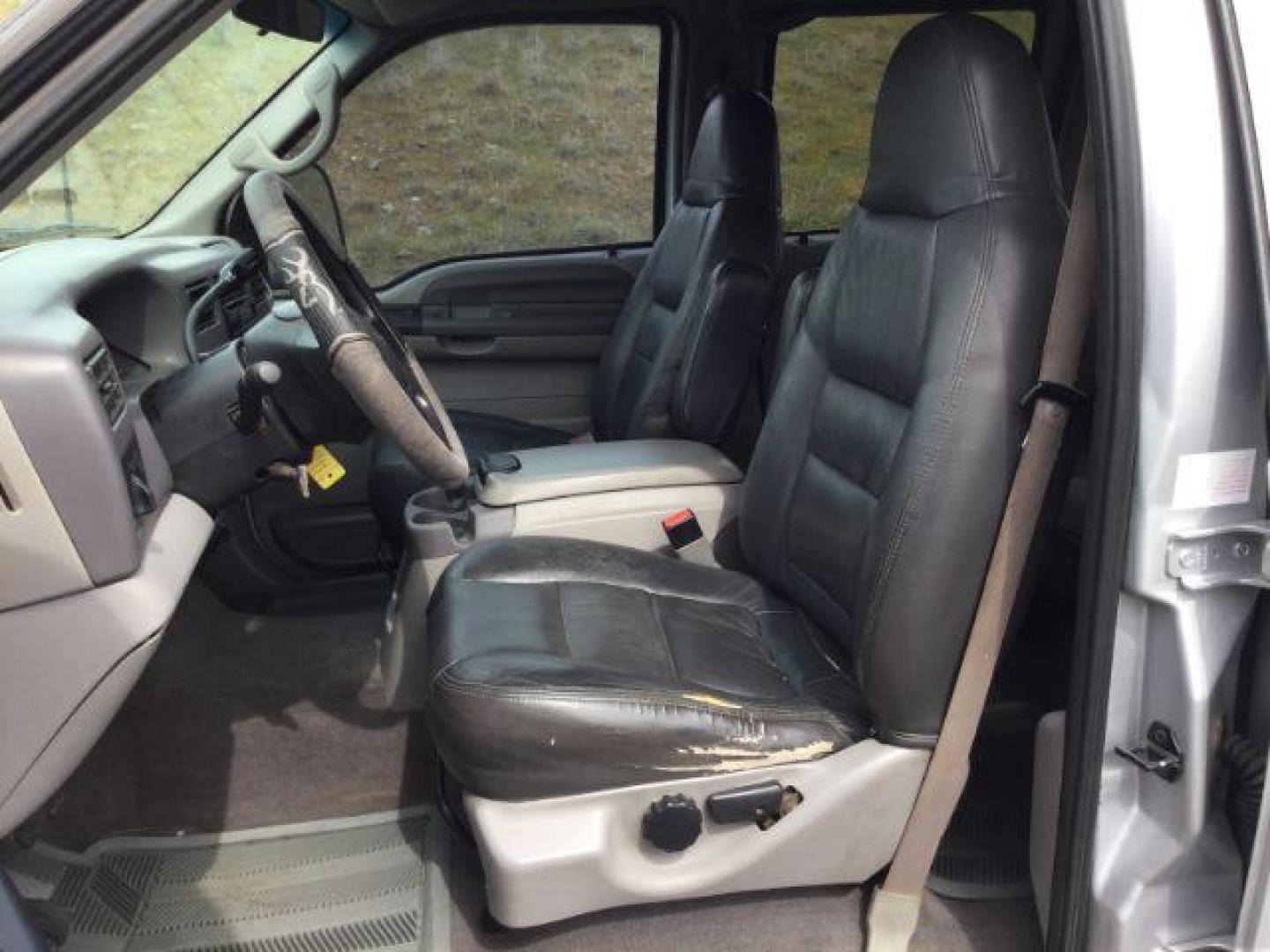 2001 Silver Clearcoat Metallic /Black Leather Ford F-250 XLT Crew Cab Long Bed 4WD (1FTNW21F11E) with an Powerstroke 7.3L V-8 diesel direct injection engine, 4 speed automatic transmission, located at 1801 Main Street, Lewiston, 83501, (208) 743-9371, 46.417065, -117.004799 - Photo#5