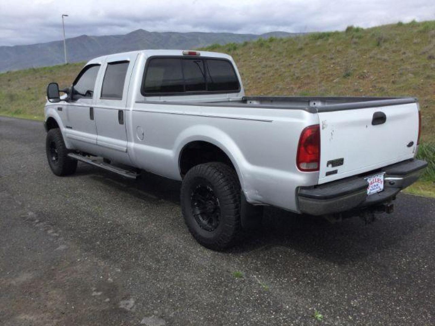 2001 Silver Clearcoat Metallic /Black Leather Ford F-250 XLT Crew Cab Long Bed 4WD (1FTNW21F11E) with an Powerstroke 7.3L V-8 diesel direct injection engine, 4 speed automatic transmission, located at 1801 Main Street, Lewiston, 83501, (208) 743-9371, 46.417065, -117.004799 - Photo#9