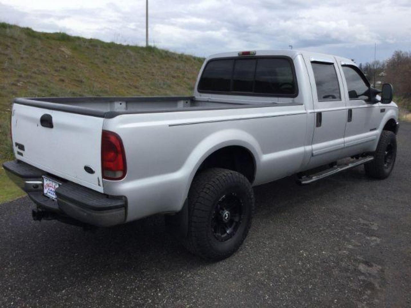 2001 Silver Clearcoat Metallic /Black Leather Ford F-250 XLT Crew Cab Long Bed 4WD (1FTNW21F11E) with an Powerstroke 7.3L V-8 diesel direct injection engine, 4 speed automatic transmission, located at 1801 Main Street, Lewiston, 83501, (208) 743-9371, 46.417065, -117.004799 - Photo#11