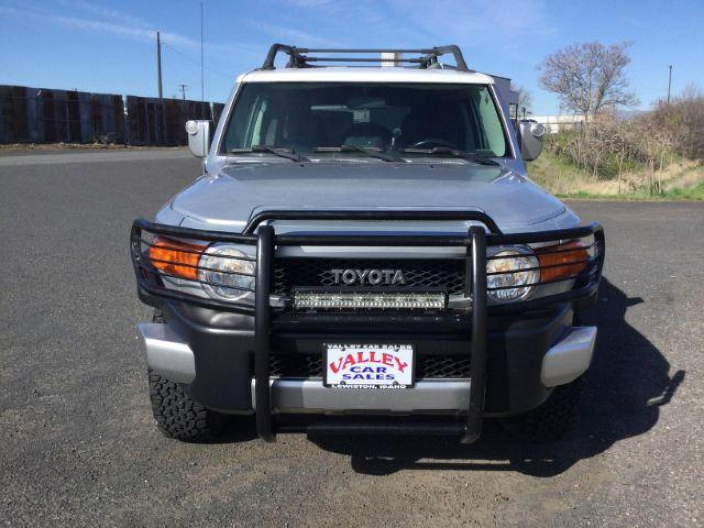 2007 Silver/White /Black Leather Toyota FJ Cruiser FJ CRUISER (JTEBU11F970) with an 4.0L V6 DOHC 24V engine, 5-Speed Automatic transmission, located at 1801 Main Street, Lewiston, 83501, (208) 743-9371, 46.417065, -117.004799 - Photo#1