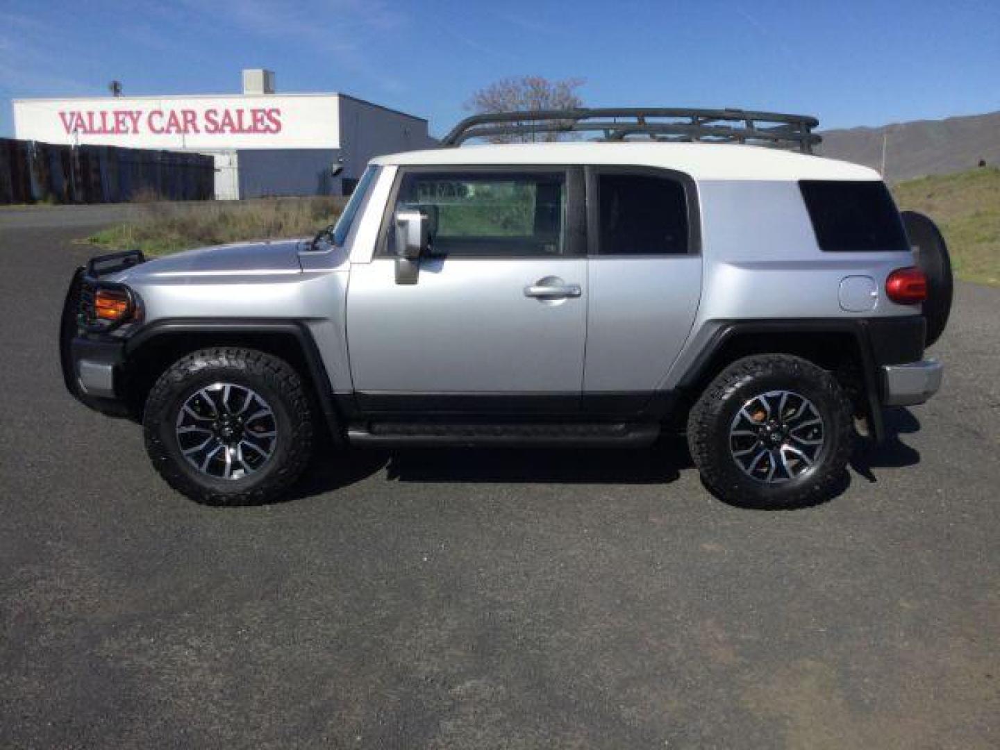 2007 Silver/White /Black Leather Toyota FJ Cruiser FJ CRUISER (JTEBU11F970) with an 4.0L V6 DOHC 24V engine, 5-Speed Automatic transmission, located at 1801 Main Street, Lewiston, 83501, (208) 743-9371, 46.417065, -117.004799 - Photo#3