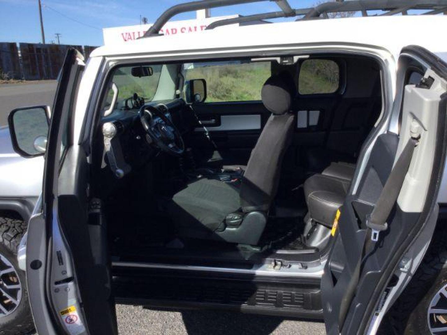 2007 Silver/White /Black Leather Toyota FJ Cruiser FJ CRUISER (JTEBU11F970) with an 4.0L V6 DOHC 24V engine, 5-Speed Automatic transmission, located at 1801 Main Street, Lewiston, 83501, (208) 743-9371, 46.417065, -117.004799 - Photo#4