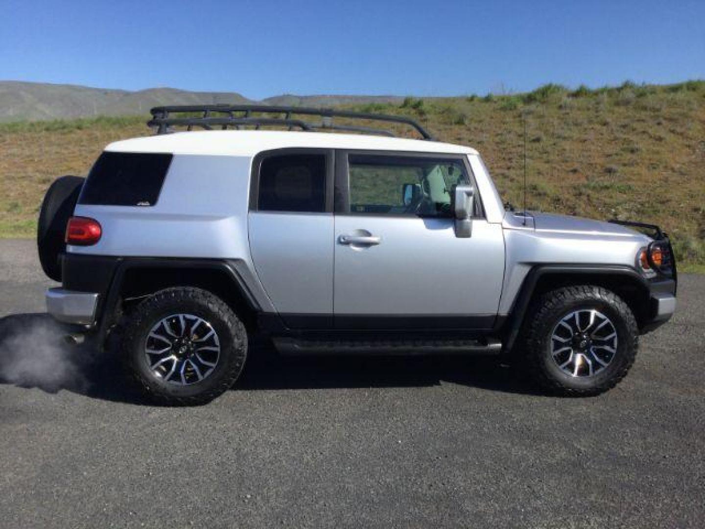 2007 Silver/White /Black Leather Toyota FJ Cruiser FJ CRUISER (JTEBU11F970) with an 4.0L V6 DOHC 24V engine, 5-Speed Automatic transmission, located at 1801 Main Street, Lewiston, 83501, (208) 743-9371, 46.417065, -117.004799 - Photo#7