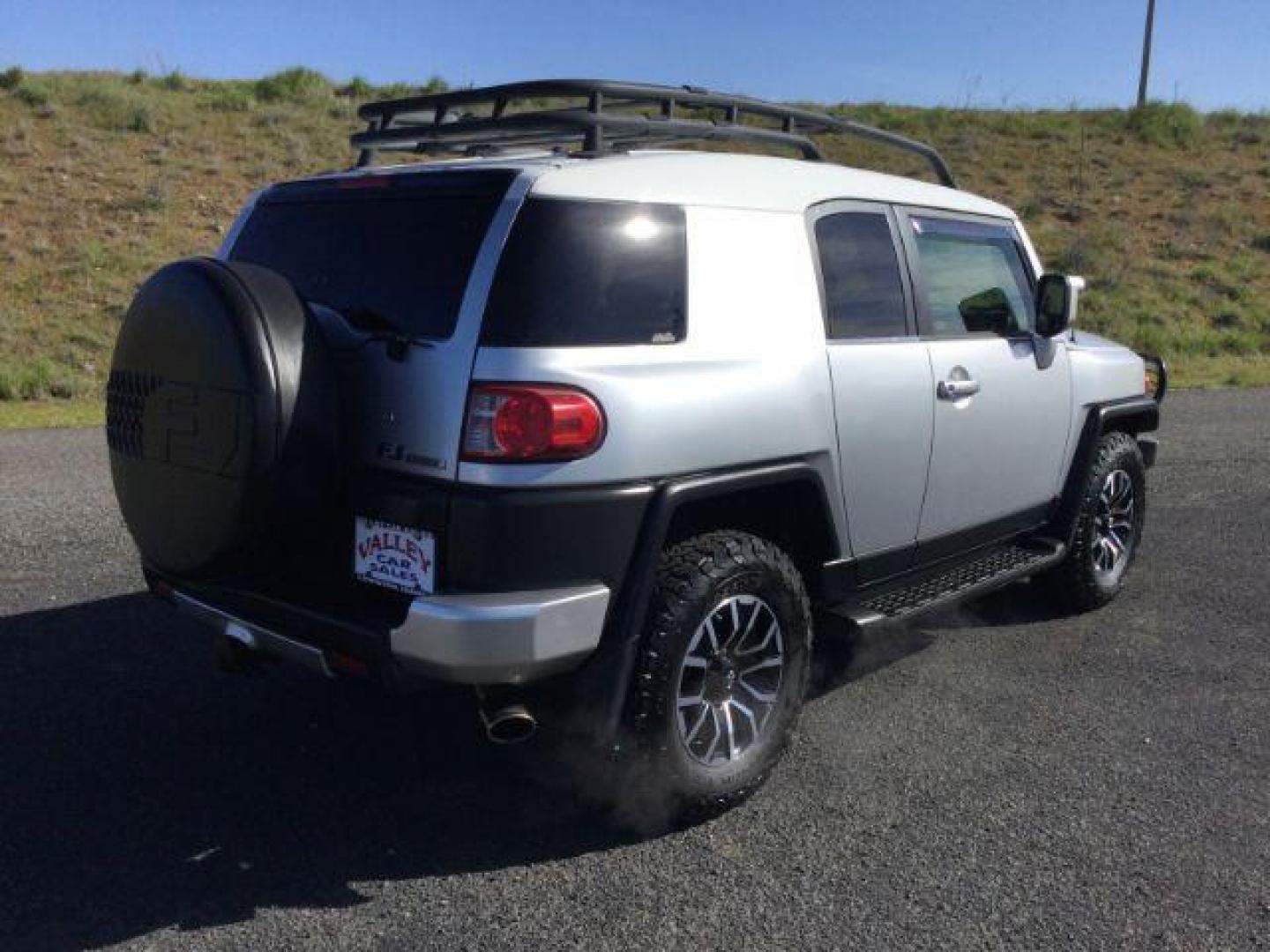2007 Silver/White /Black Leather Toyota FJ Cruiser FJ CRUISER (JTEBU11F970) with an 4.0L V6 DOHC 24V engine, 5-Speed Automatic transmission, located at 1801 Main Street, Lewiston, 83501, (208) 743-9371, 46.417065, -117.004799 - Photo#8