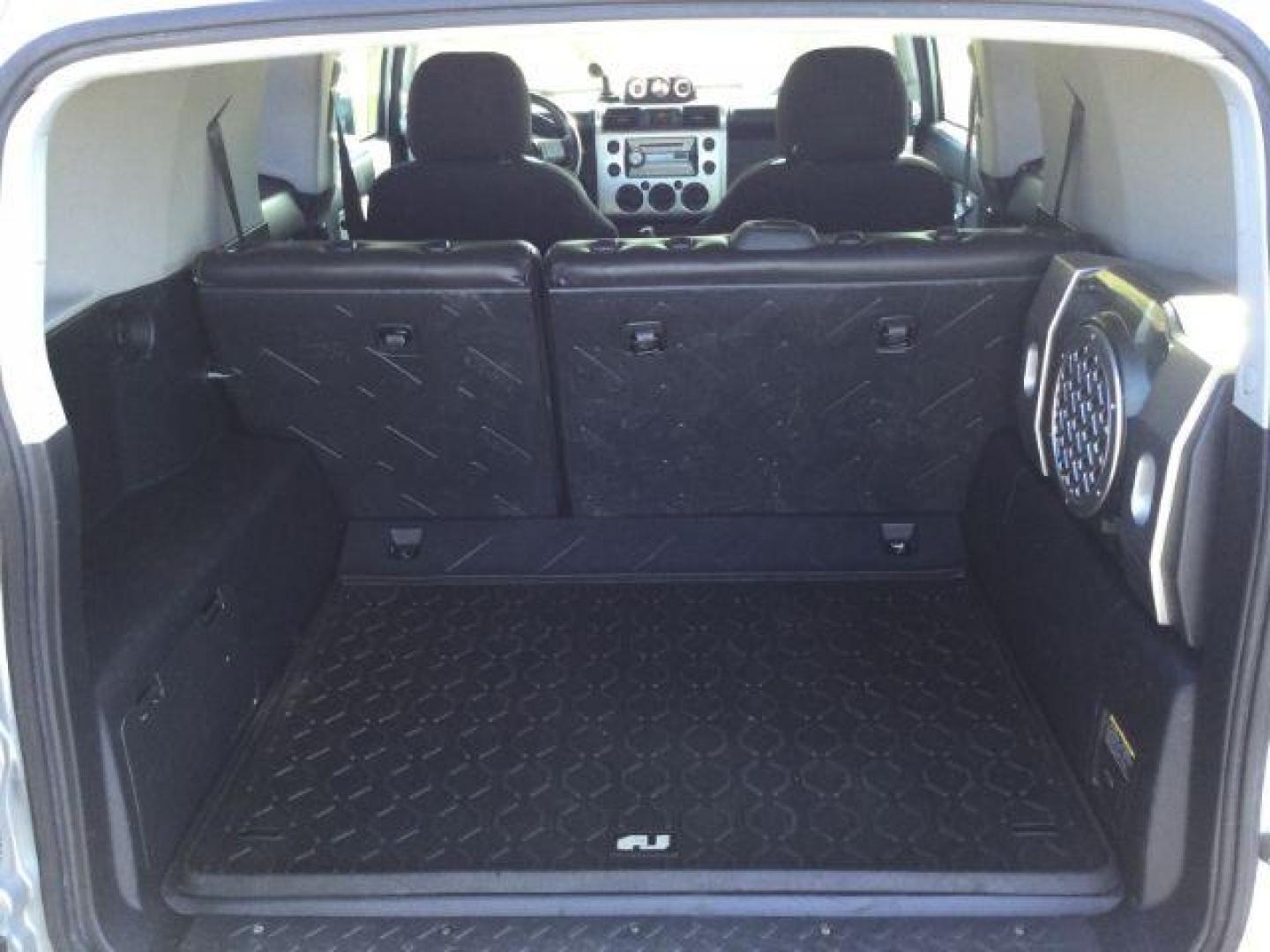 2007 Silver/White /Black Leather Toyota FJ Cruiser FJ CRUISER (JTEBU11F970) with an 4.0L V6 DOHC 24V engine, 5-Speed Automatic transmission, located at 1801 Main Street, Lewiston, 83501, (208) 743-9371, 46.417065, -117.004799 - Photo#9