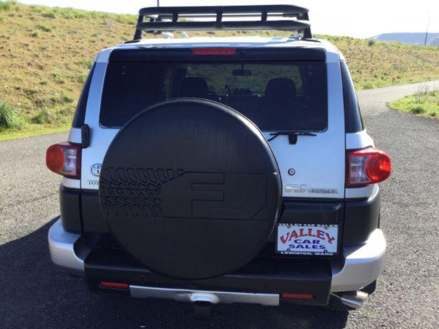 2007 Silver/White /Black Leather Toyota FJ Cruiser FJ CRUISER (JTEBU11F970) with an 4.0L V6 DOHC 24V engine, 5-Speed Automatic transmission, located at 1801 Main Street, Lewiston, 83501, (208) 743-9371, 46.417065, -117.004799 - Photo#11